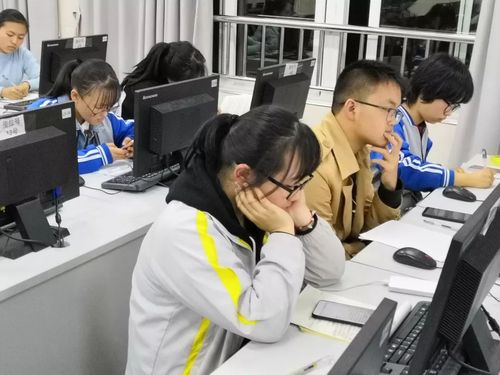 讴歌新时代 描绘七彩梦