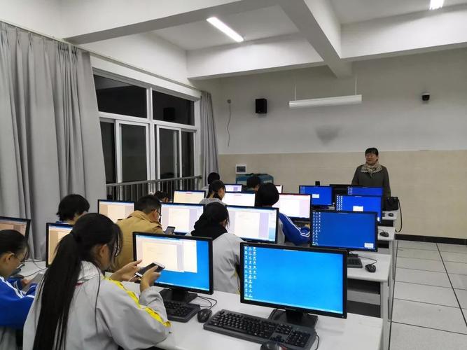 讴歌新时代 描绘七彩梦